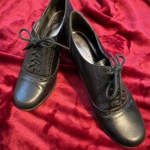 Etienne Aigner leather Oxford style heels